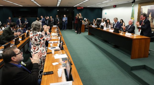 CCJ da Câmara aprova fim da escala 6x1