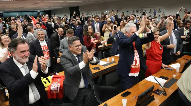 Comissão aprova relatório de PEC que acaba com escala 6X1
