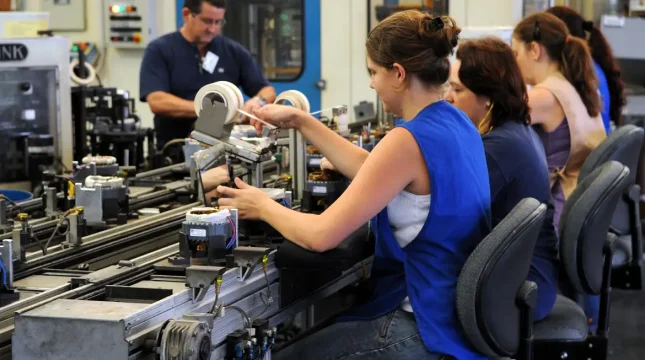 Confiança da indústria recua pelo 14º mês consecutivo