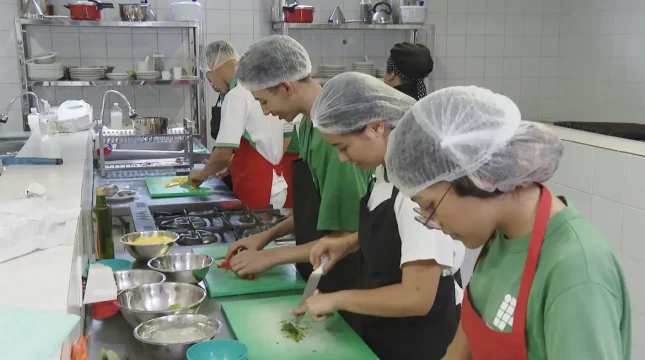 Desemprego até maio cai para 5,6%, o menor já registrado período