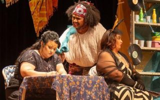 Estudantes de teatro apresentam cenas reflexivas