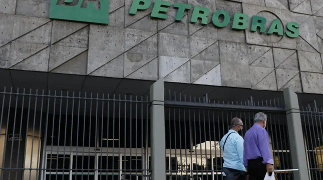 Governo vai começar a retirar subsídio de R$ 0,44 da gasolina