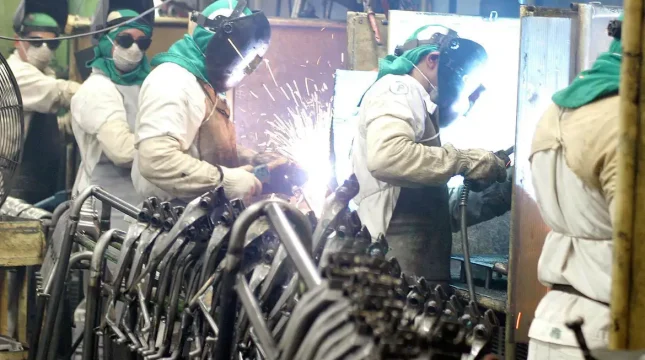 Indústria nacional varia 0,1% em março e acumula 3,1% em 2026