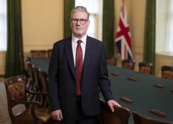 Keir Starmer renuncia ao cargo de premiê do Reino Unido