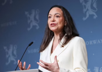 María Corina Machado promete voltar à Venezuela e quer eleições