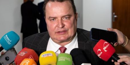 max-russi-afirma-apoio-governo-incerto