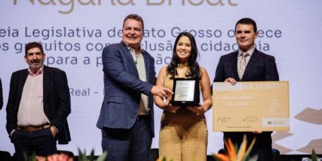 Max Russi entrega prêmios do 1º Troféu Parlamento de Jornalismo