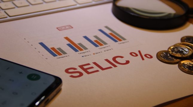 Mercado financeiro reduz projeção da Selic para 13,50%