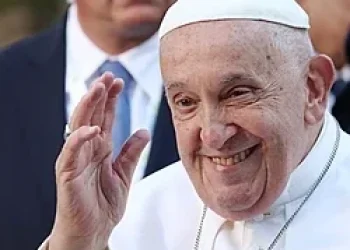 Papa Francisco agradece aos médicos que salvaram sua vida