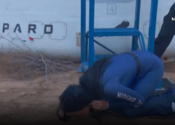 Katy Perry beija o chão após pouso da Blue Origin