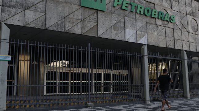 Petrobras aumenta diesel, mas subsídio mantém valor final