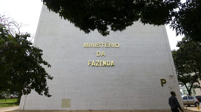Projeção oficial de inflação sobe para 5,1%, com estouro da meta