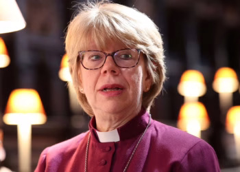 Sarah Mullally é a primeira mulher líder da Igreja Anglicana