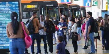 Setor de serviços fica estável em julho e sobe 2,4% em 12 meses