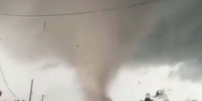 Tornado atinge cidade do Paraná e causa destruição