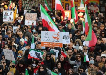 Trump anuncia tarifas de 25% a países que negociarem com Irã