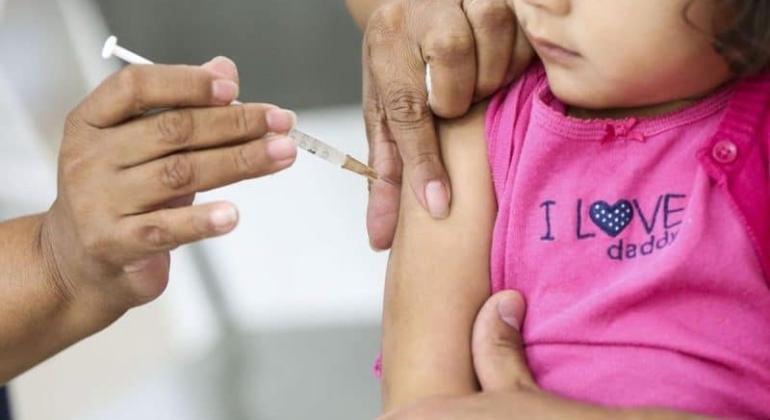 No momento, você está visualizando COVID: Começa vacinação de crianças de 6 meses a 2 anos
